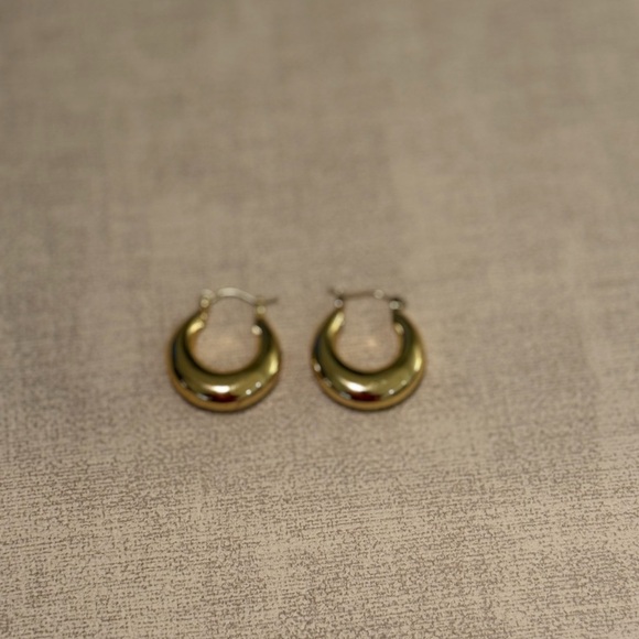 Elegant Gold Hoop Earrings - Picture 3 of 3